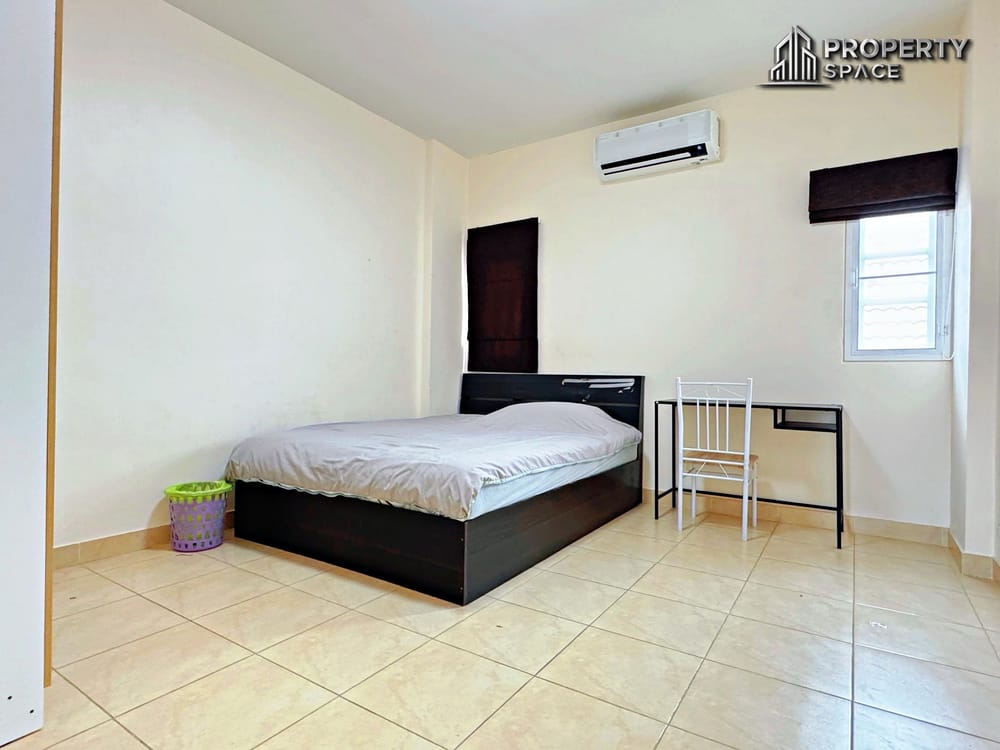 4 Bedroom 2 storey house in East Pattaya For Sale And Rent Image 14