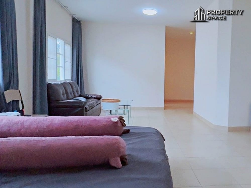 4 Bedroom 2 storey house in East Pattaya For Sale And Rent Image 12