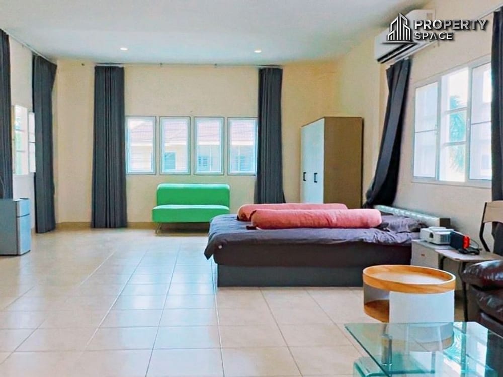 4 Bedroom 2 storey house in East Pattaya For Sale And Rent Image 11