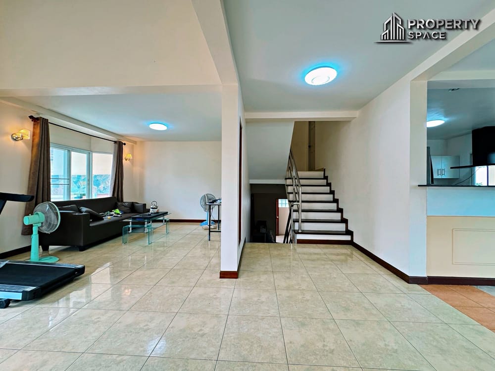 4 Bedroom 2 storey house in East Pattaya For Sale And Rent Image 4