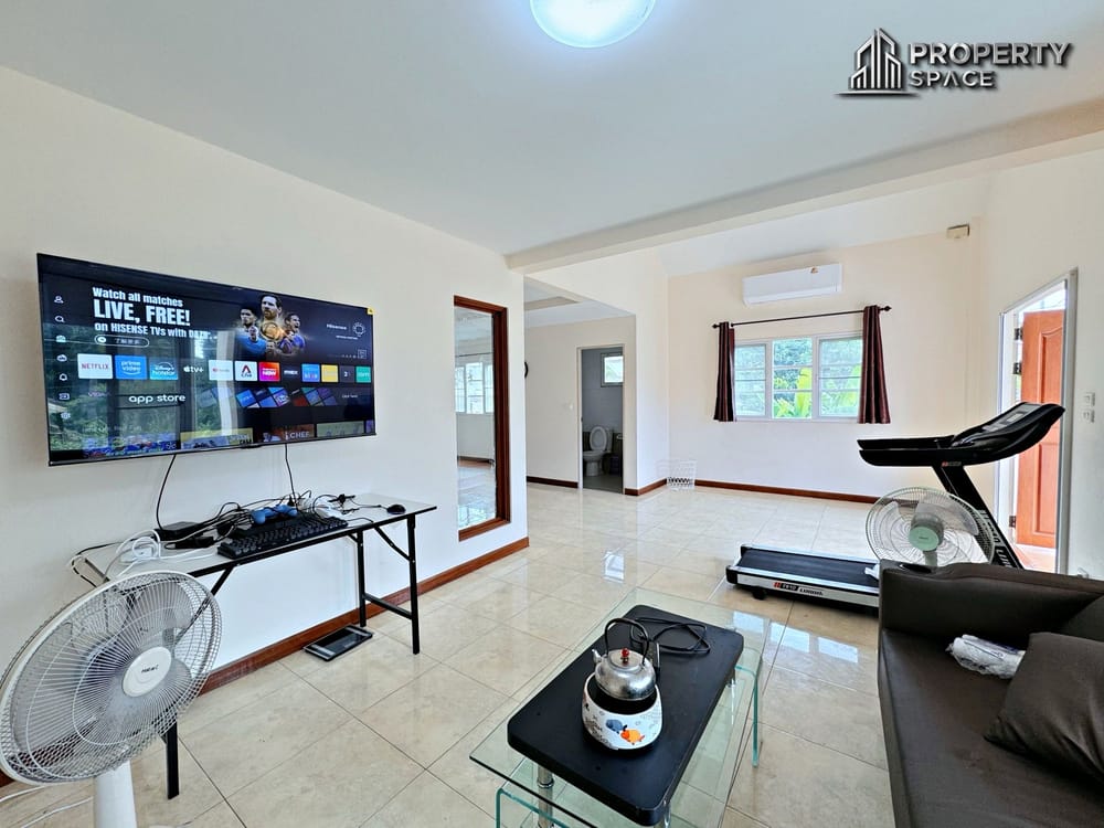 4 Bedroom 2 storey house in East Pattaya For Sale And Rent Image 3