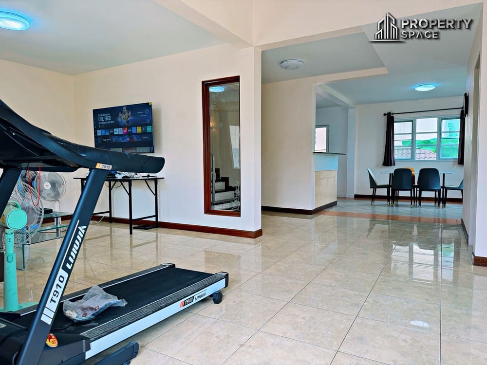 4 Bedroom 2 storey house in East Pattaya For Sale And Rent Image 5