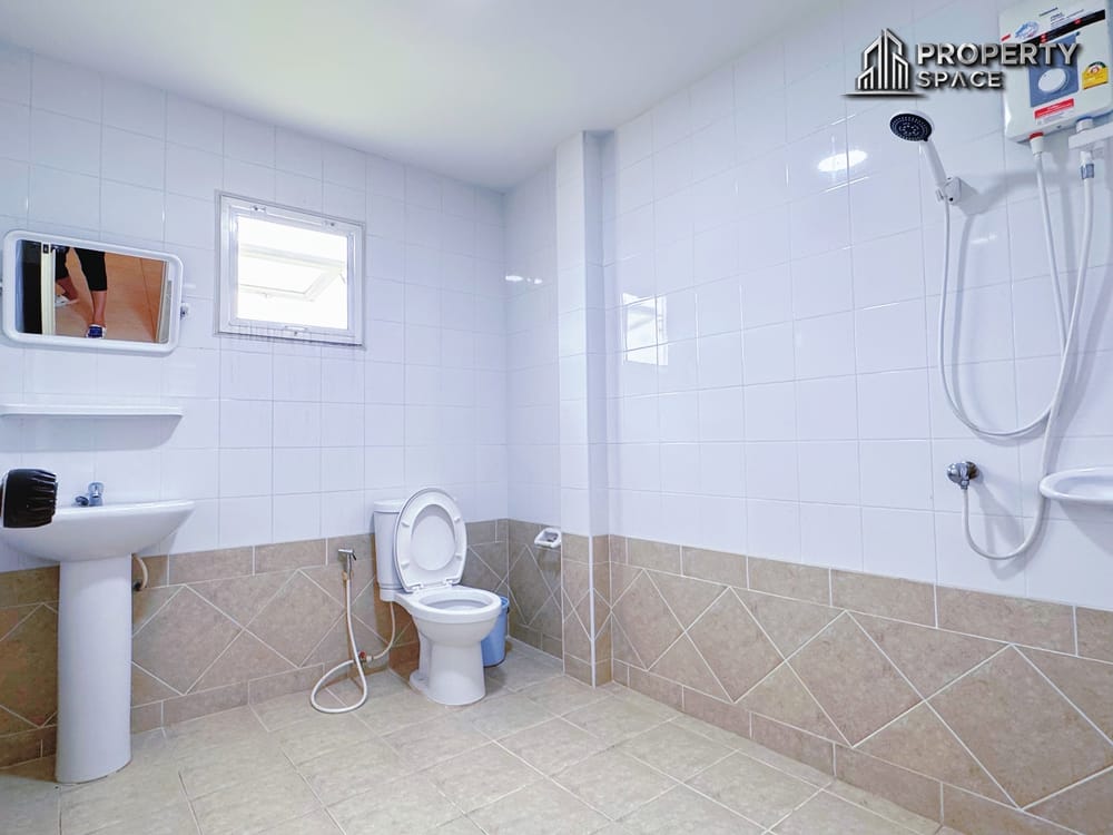 4 Bedroom 2 storey house in East Pattaya For Sale And Rent Image 18