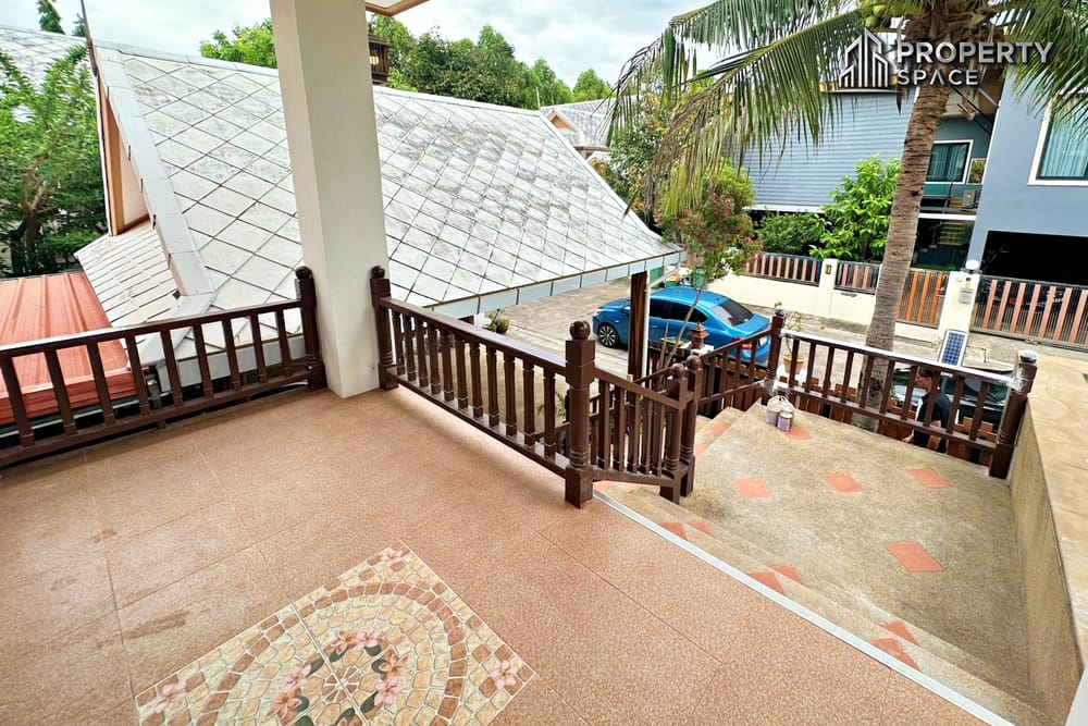 Spacious 6-Bedroom Pool Villa in Amorn Village East Pattaya Image 6