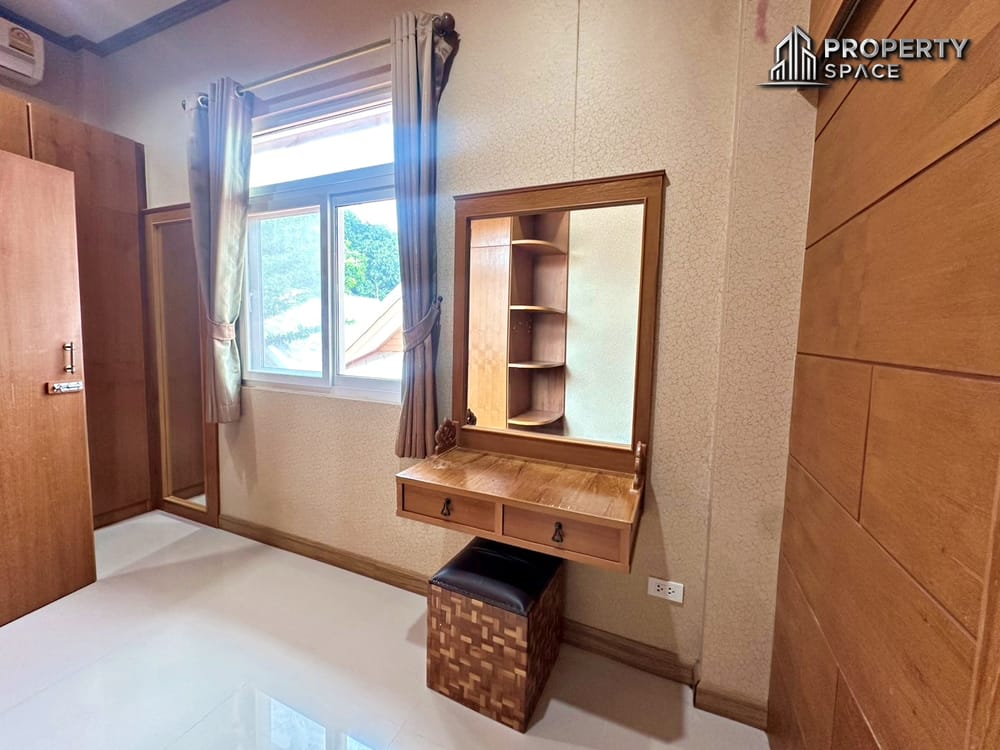 Spacious 6-Bedroom Pool Villa in Amorn Village East Pattaya Image 16