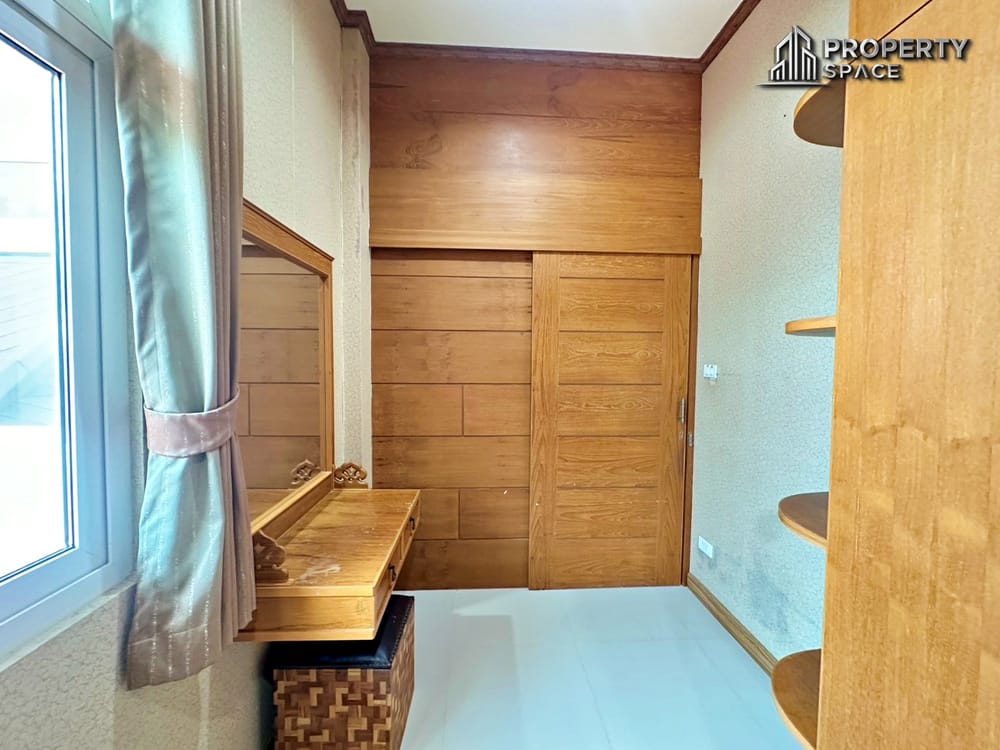 Spacious 6-Bedroom Pool Villa in Amorn Village East Pattaya Image 15