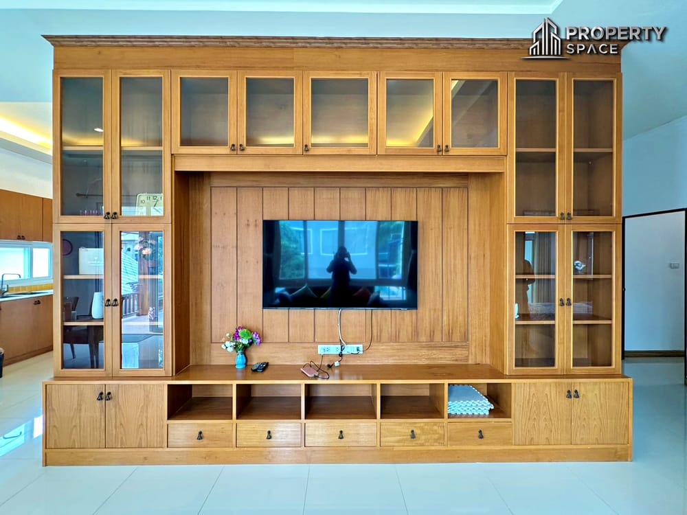 Spacious 6-Bedroom Pool Villa in Amorn Village East Pattaya Image 8