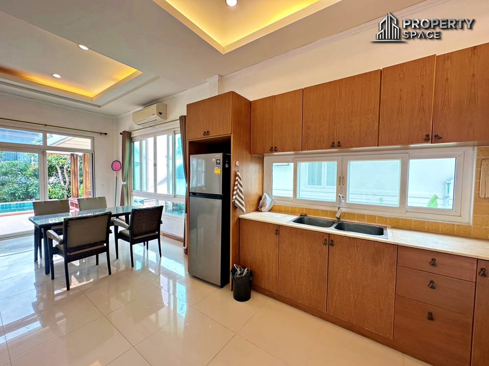 Spacious 6-Bedroom Pool Villa in Amorn Village East Pattaya Image 11