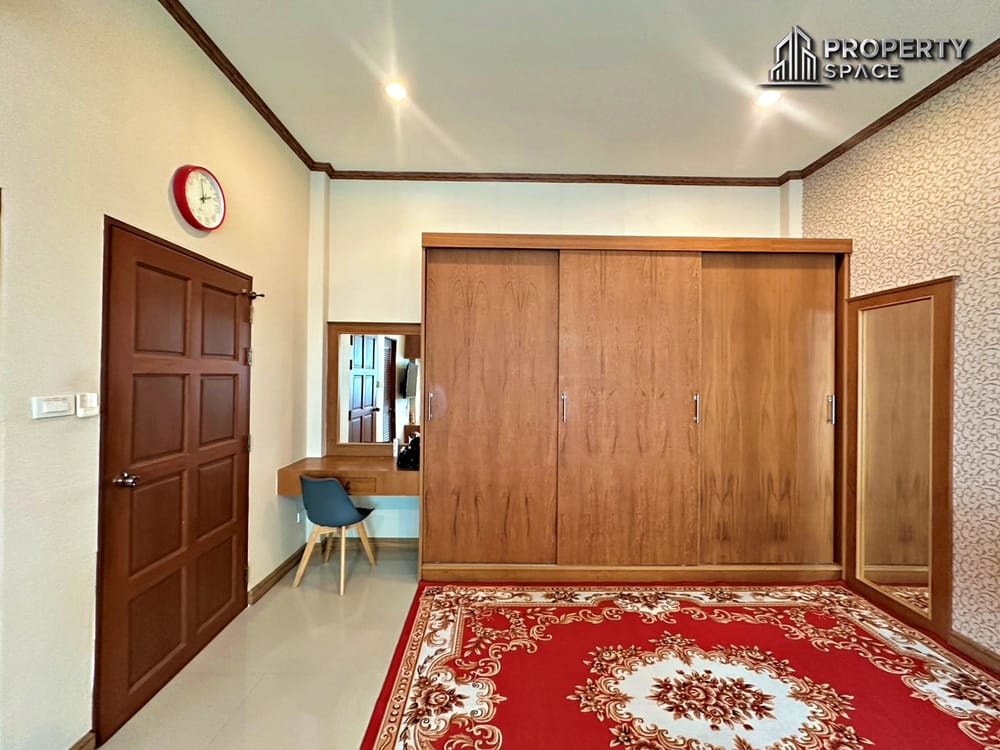 Spacious 6-Bedroom Pool Villa in Amorn Village East Pattaya Image 19