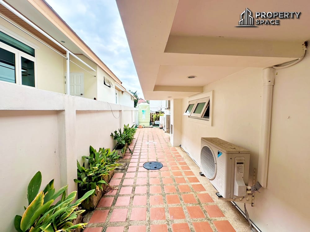 Spacious 6-Bedroom Pool Villa in Amorn Village East Pattaya Image 46