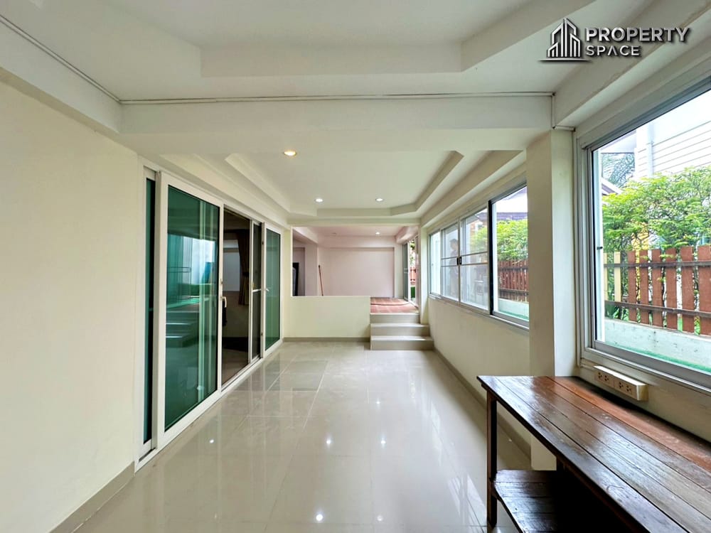 Spacious 6-Bedroom Pool Villa in Amorn Village East Pattaya Image 41