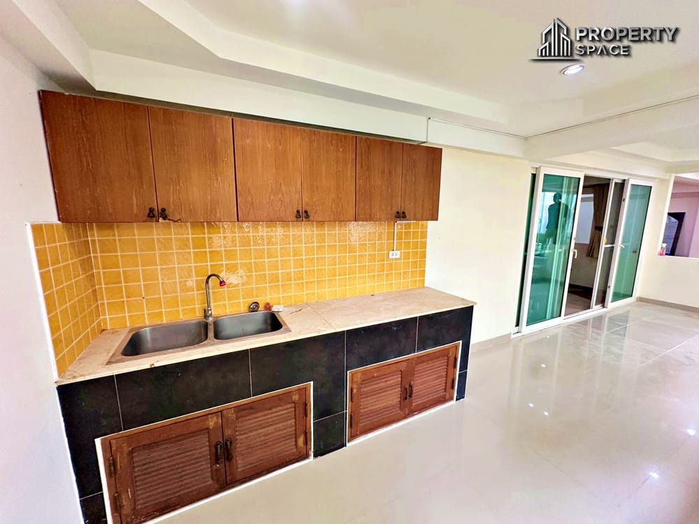 Spacious 6-Bedroom Pool Villa in Amorn Village East Pattaya Image 32