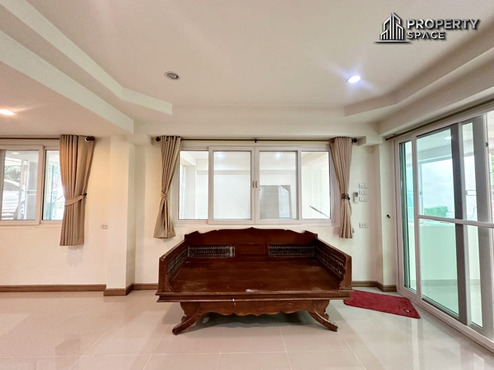 Spacious 6-Bedroom Pool Villa in Amorn Village East Pattaya Image 30