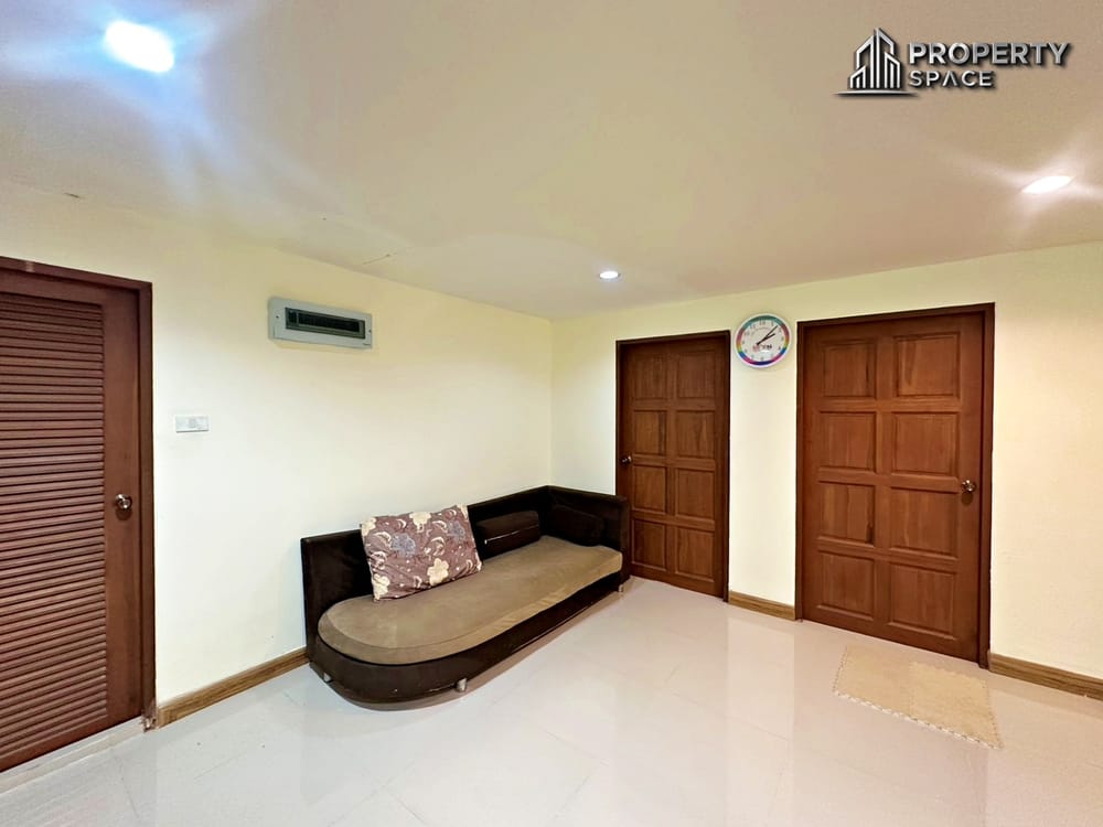 Spacious 6-Bedroom Pool Villa in Amorn Village East Pattaya Image 27