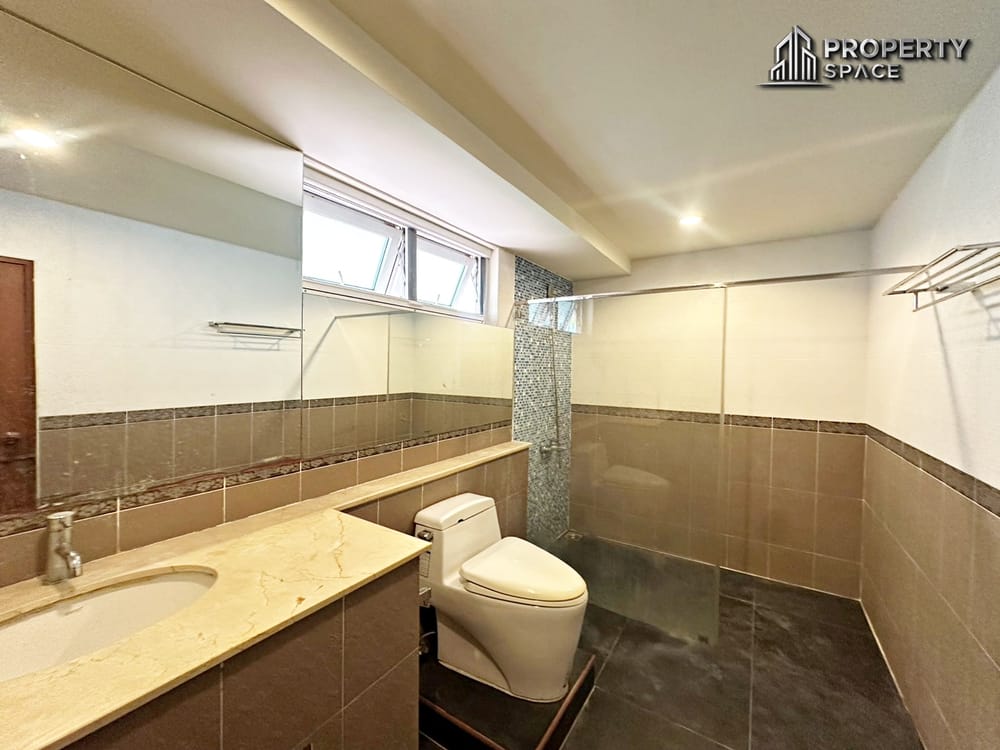 Spacious 6-Bedroom Pool Villa in Amorn Village East Pattaya Image 39