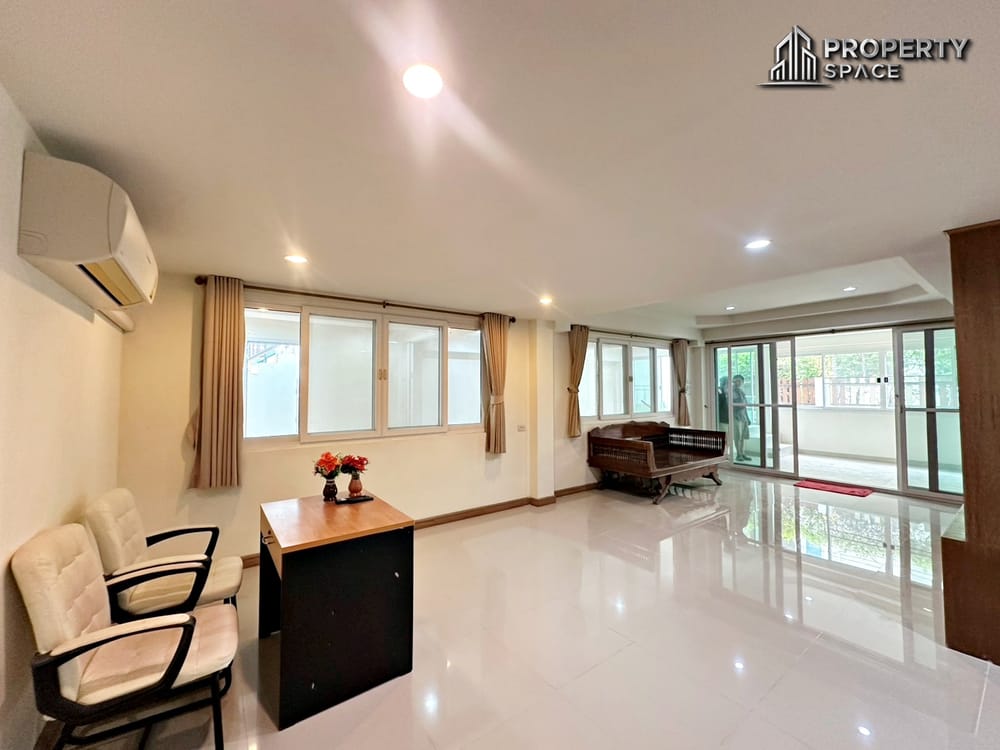 Spacious 6-Bedroom Pool Villa in Amorn Village East Pattaya Image 31