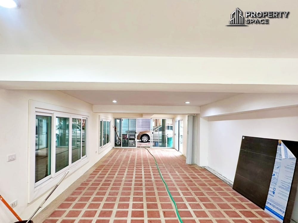 Spacious 6-Bedroom Pool Villa in Amorn Village East Pattaya Image 50