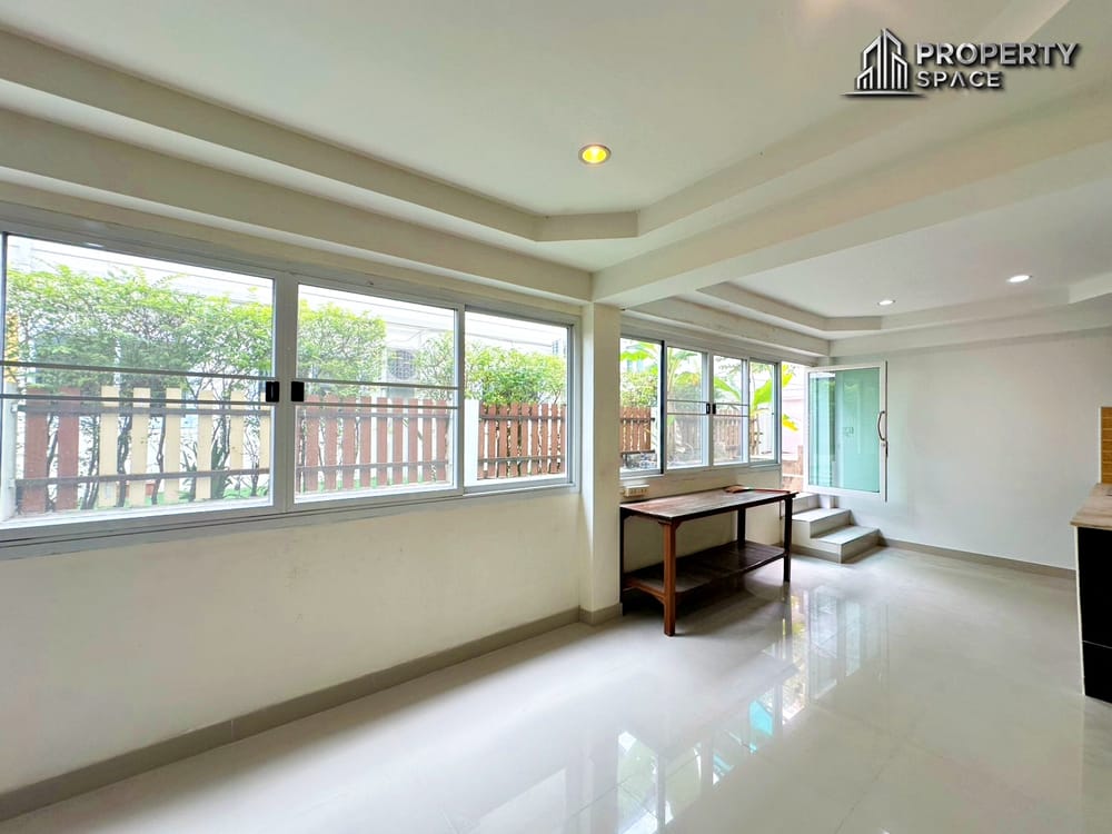 Spacious 6-Bedroom Pool Villa in Amorn Village East Pattaya Image 42