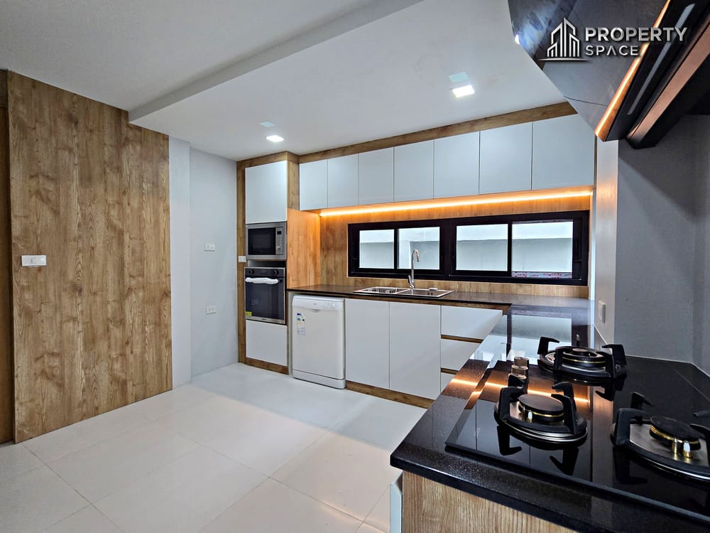 Modern 2 Storey 4 Bedroom Pool Villa In Central Pattaya For Sale  Image 18