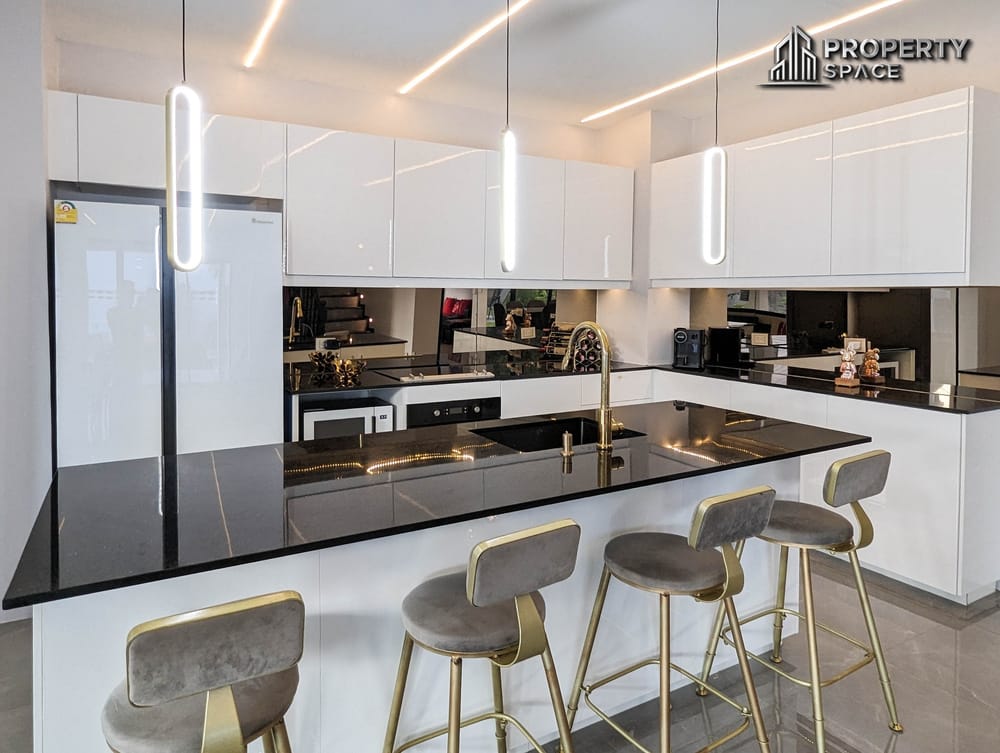 Luxurious 7 Bedroom Pool Villa In Khao Talo Pattaya For Rent Image 8