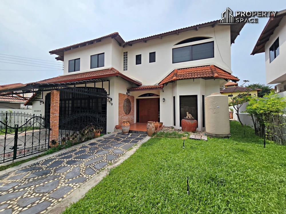 Pet Friendly 3 Bedroom Villa With Outdoor Jacuzzi In Paradise Villa 1 Pattaya Image 1