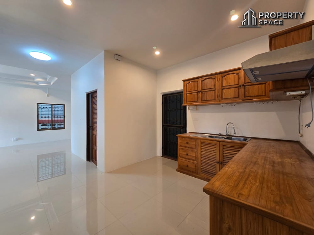 Spacious 3 Bedroom Home in Prime Central Pattaya Location Image 12