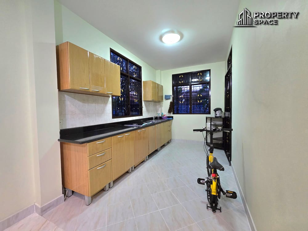 Spacious 3 Bedrooms Family Home with Private Pool & Balcony In East Pattaya Image 15