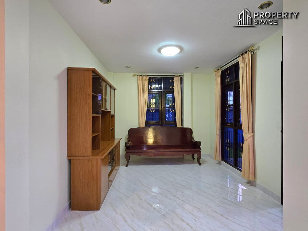 Spacious 3 Bedrooms Family Home with Private Pool & Balcony In East Pattaya Image 7