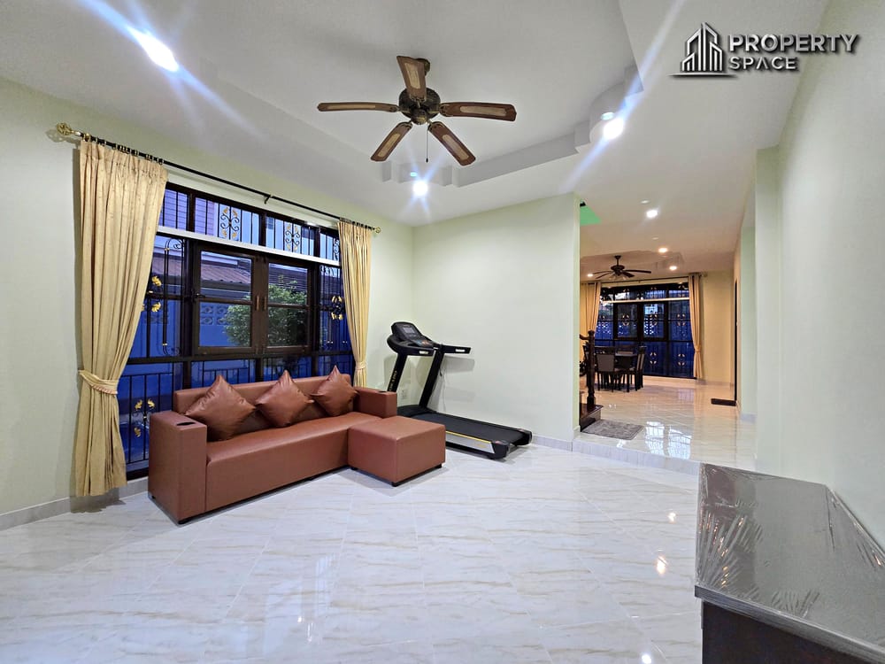 Spacious 3 Bedrooms Family Home with Private Pool & Balcony In East Pattaya Image 6