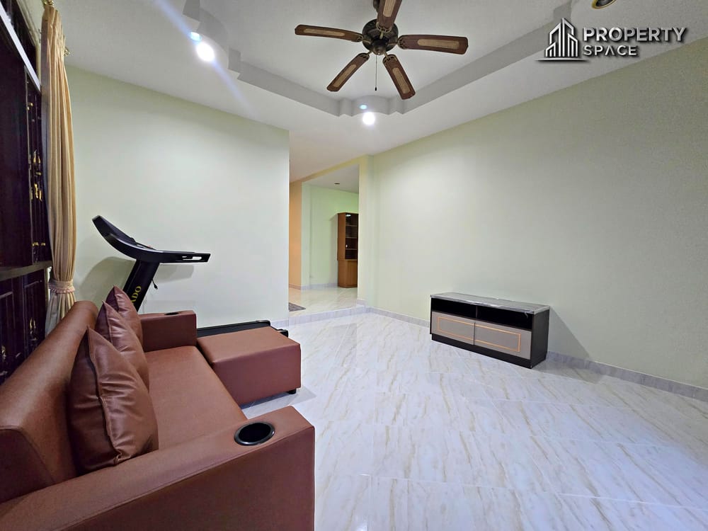 Spacious 3 Bedrooms Family Home with Private Pool & Balcony In East Pattaya Image 6