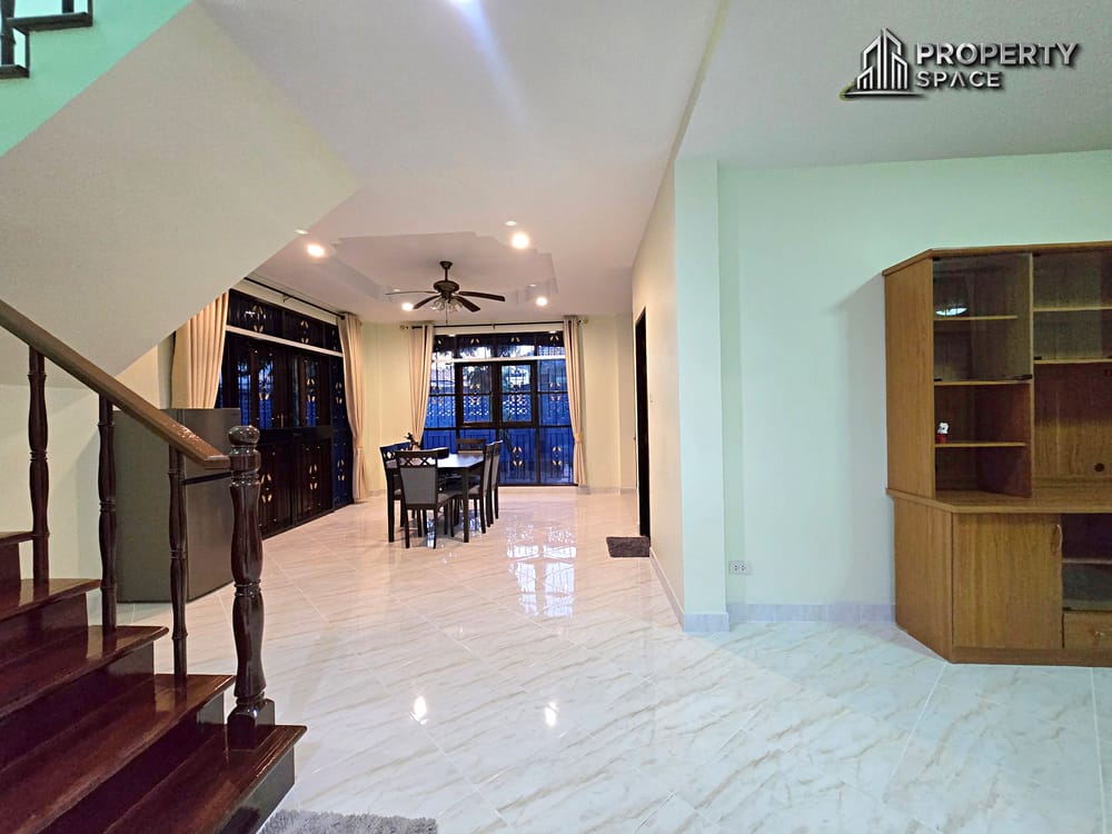 Spacious 3 Bedrooms Family Home with Private Pool & Balcony In East Pattaya Image 10