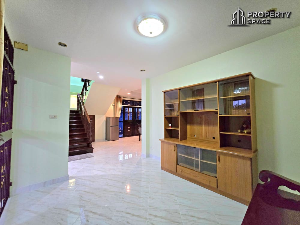 Spacious 3 Bedrooms Family Home with Private Pool & Balcony In East Pattaya Image 8