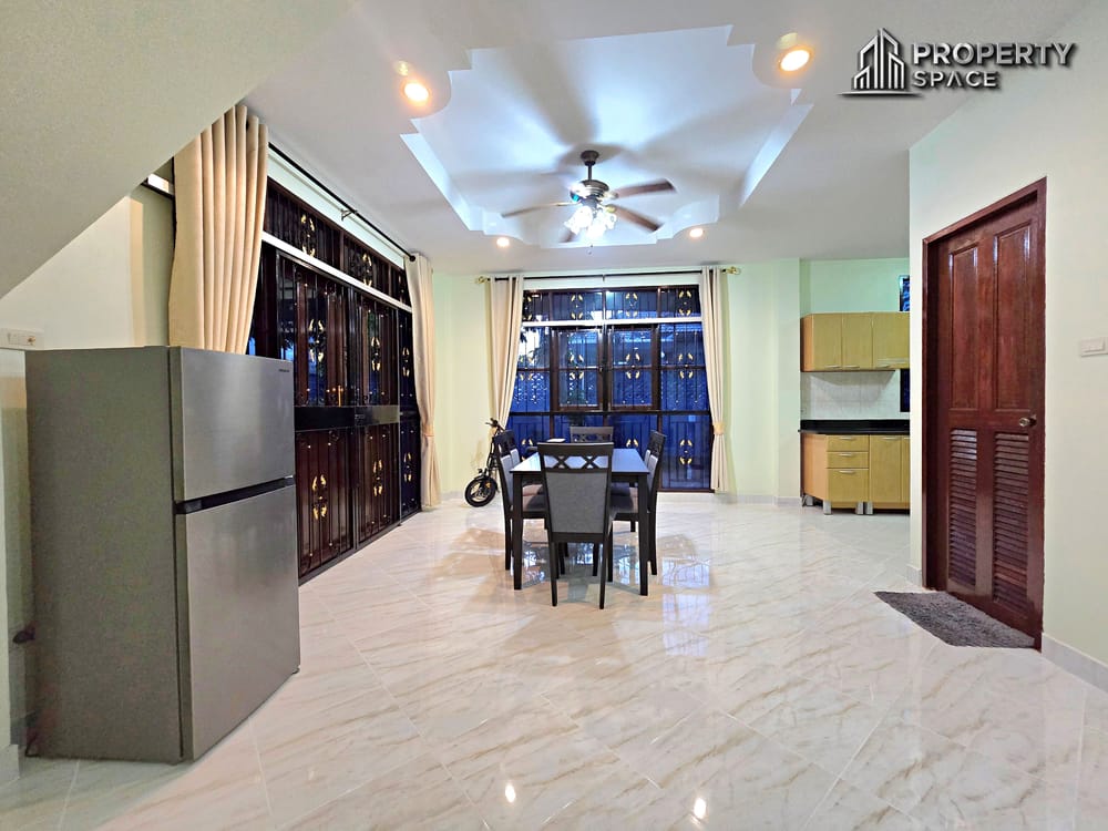 Spacious 3 Bedrooms Family Home with Private Pool & Balcony In East Pattaya Image 12