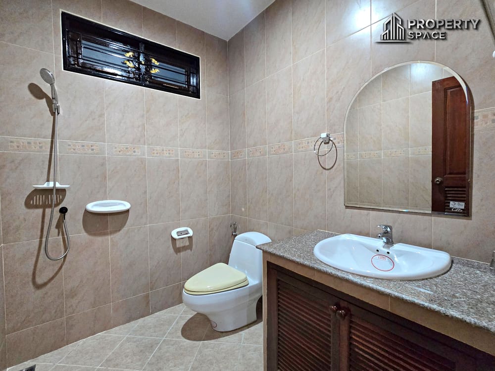 Spacious 3 Bedrooms Family Home with Private Pool & Balcony In East Pattaya Image 29