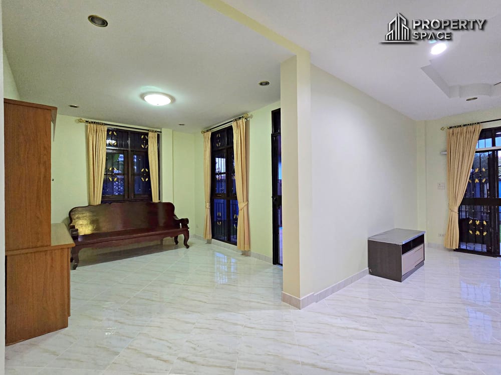 Spacious 3 Bedrooms Family Home with Private Pool & Balcony In East Pattaya Image 9