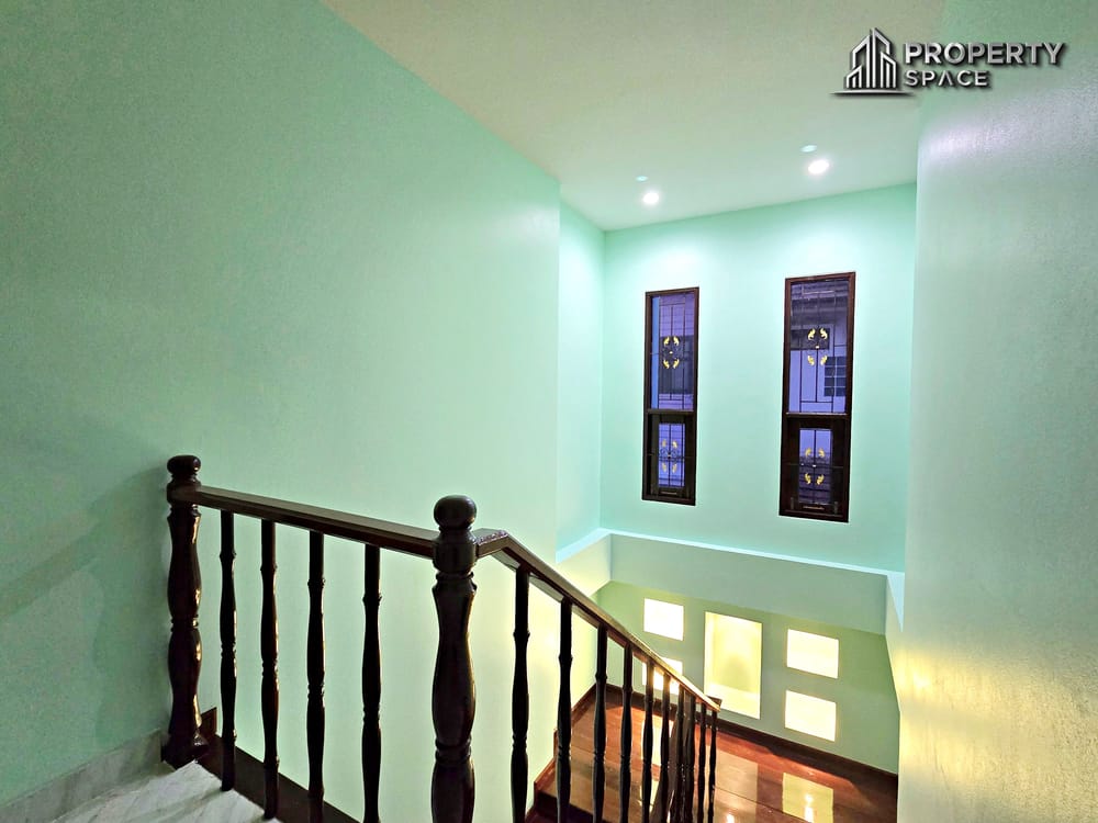Spacious 3 Bedrooms Family Home with Private Pool & Balcony In East Pattaya Image 16