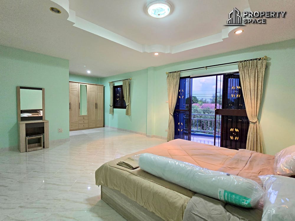 Spacious 3 Bedrooms Family Home with Private Pool & Balcony In East Pattaya Image 17