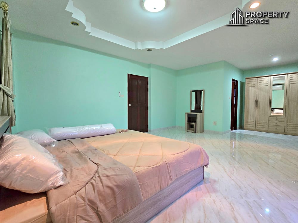 Spacious 3 Bedrooms Family Home with Private Pool & Balcony In East Pattaya Image 19