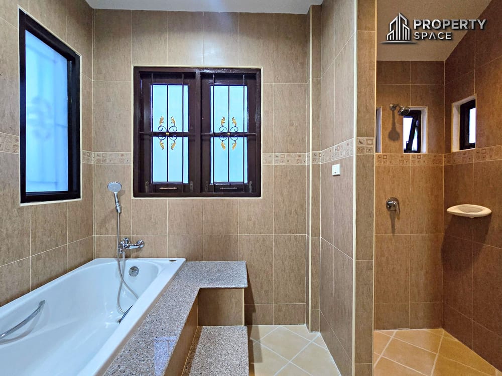 Spacious 3 Bedrooms Family Home with Private Pool & Balcony In East Pattaya Image 20