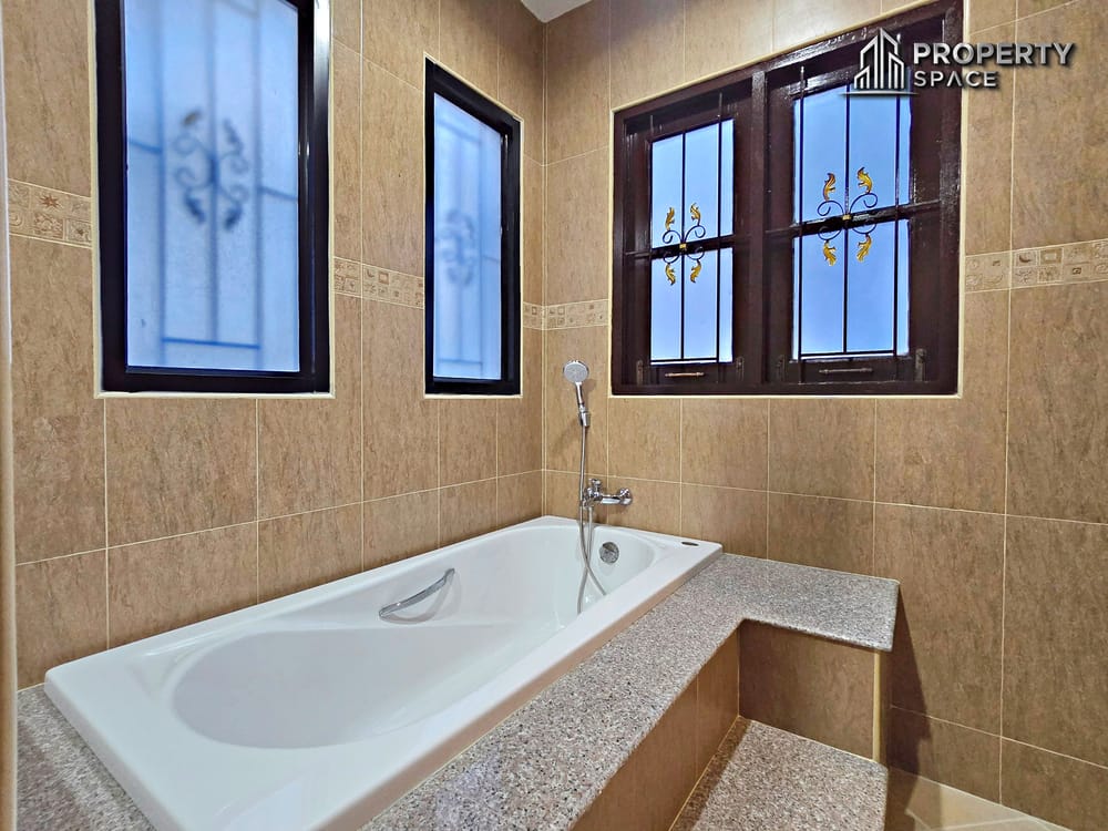 Spacious 3 Bedrooms Family Home with Private Pool & Balcony In East Pattaya Image 21