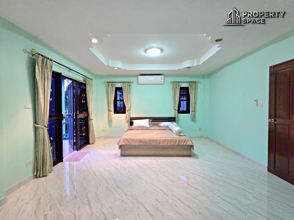 Spacious 3 Bedrooms Family Home with Private Pool & Balcony In East Pattaya Image 18