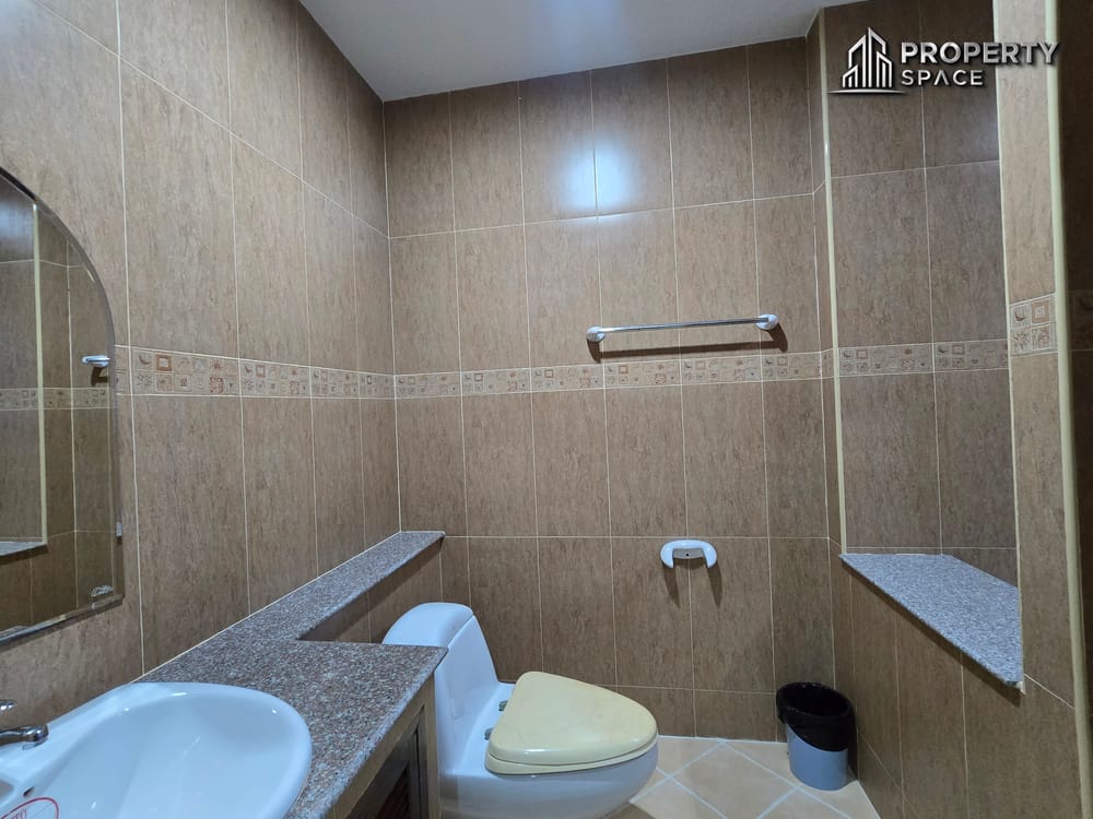 Spacious 3 Bedrooms Family Home with Private Pool & Balcony In East Pattaya Image 22