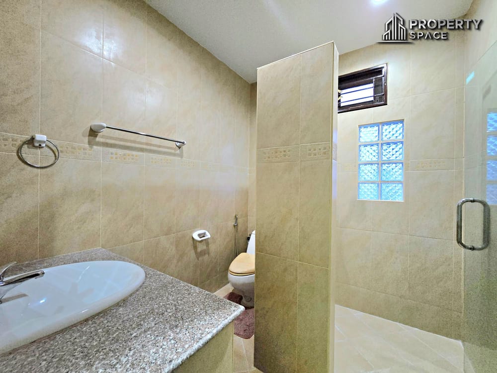 Spacious 3 Bedrooms Family Home with Private Pool & Balcony In East Pattaya Image 24