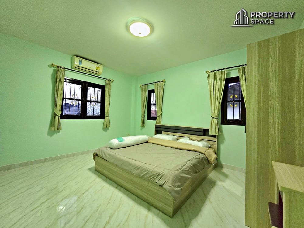 Spacious 3 Bedrooms Family Home with Private Pool & Balcony In East Pattaya Image 25