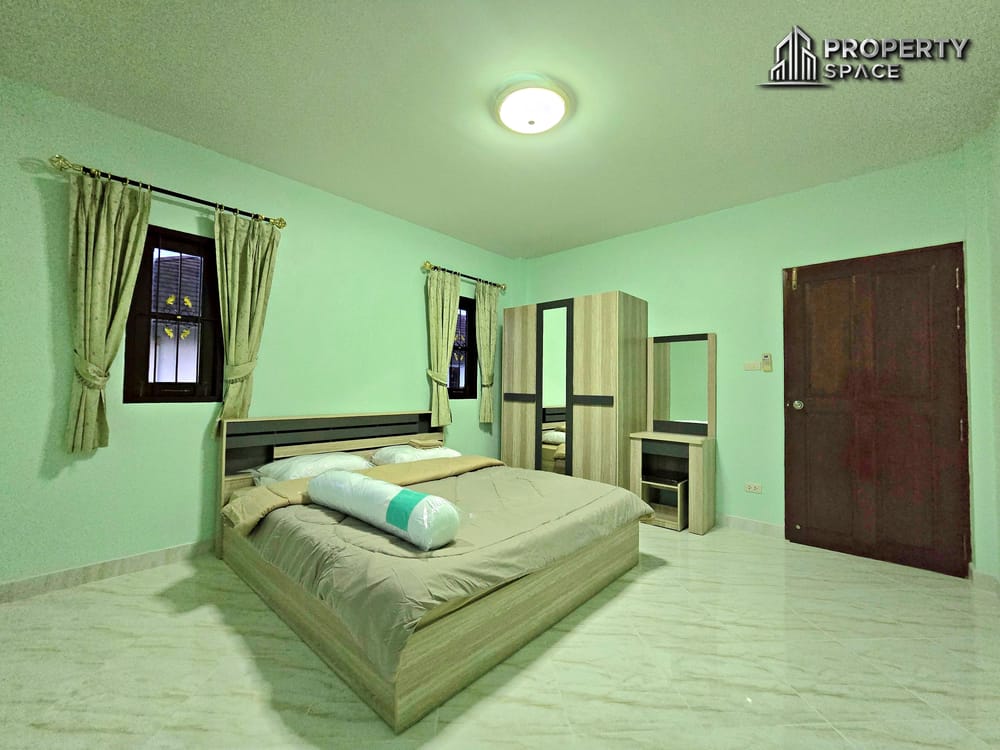 Spacious 3 Bedrooms Family Home with Private Pool & Balcony In East Pattaya Image 26