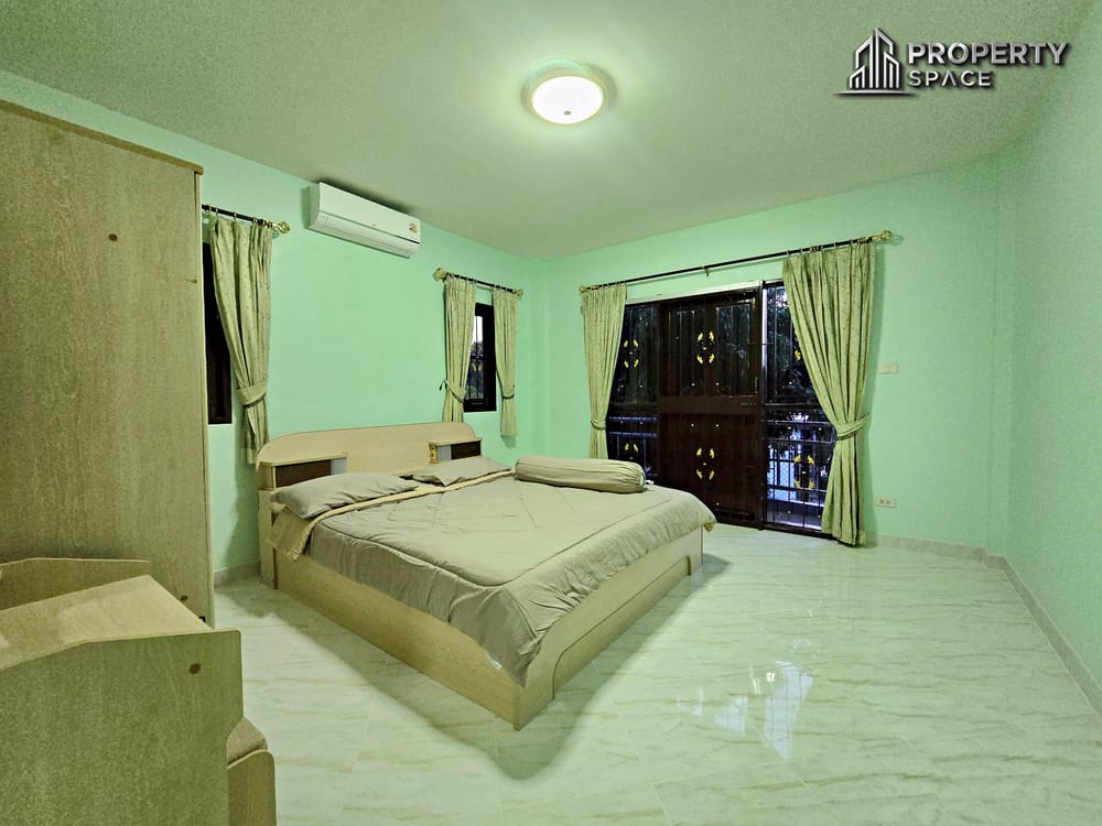 Spacious 3 Bedrooms Family Home with Private Pool & Balcony In East Pattaya Image 28