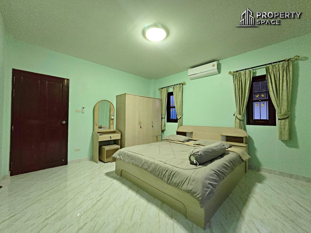 Spacious 3 Bedrooms Family Home with Private Pool & Balcony In East Pattaya Image 27