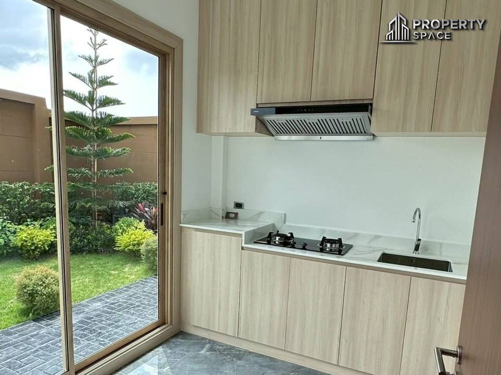 Luxury 4 Bedroom Modern Pool Villa in Baan Mae Bibury East Pattaya Image 9