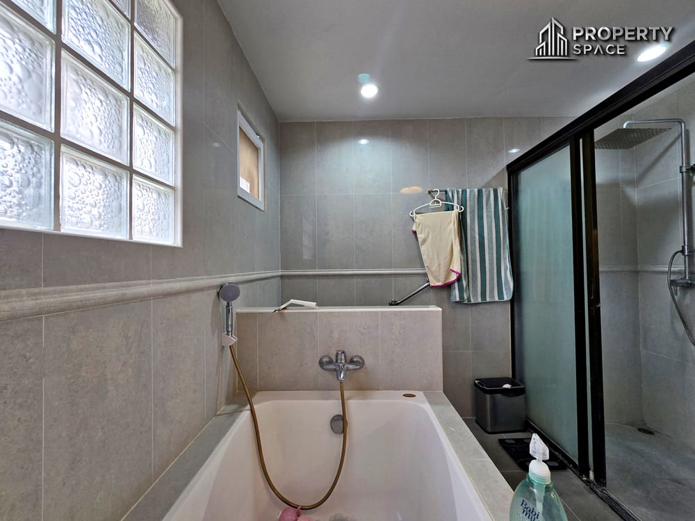 Spacious 3 Bedroom Pool Villa Near International School In East Pattaya Image 27