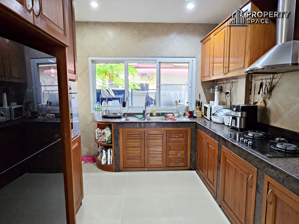 Spacious 3 Bedroom Pool Villa Near International School In East Pattaya Image 16